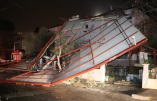 Bir evin çatısı uçtu