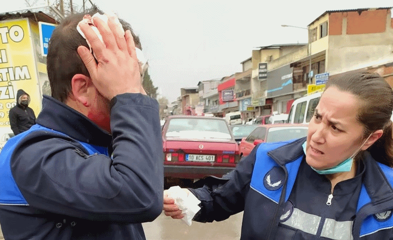 İzmir'de zabıta ekiplerine saldırı