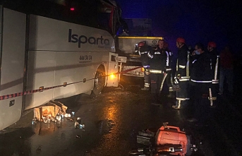 Yolcu otobüsü kaza yapan tırlara çarptı