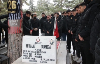 Eskişehirspor ekibi şehit kabirlerini ziyaret etti