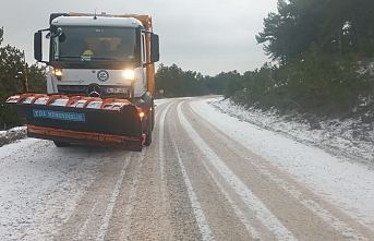 Büyükşehir Belediyesi karla kaplanan yolları tuzladı