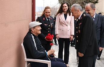 Jandarma Yaşlılar Haftası'nda huzurevini ziyaret etti