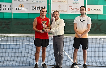 Tenis Turnuvasının kazananları kupayı kaldırdı