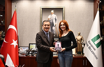 Arya Özgü Kara kaleme aldığı kitabını Başkan Ataç'a hediye etti