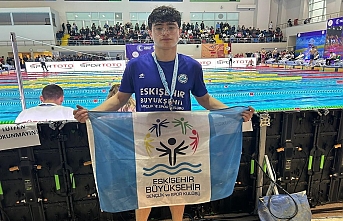 Başarılı yüzücü Refik Özdemir'in Eskişehir'i gururlandıran Türkiye ikinciliği