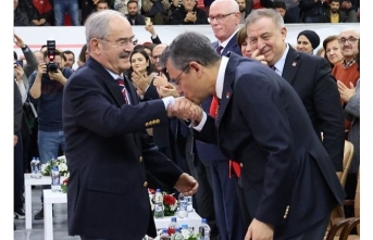 CHP Lideri Özel Büyükerşen'in elini öptü, o anlar sosyal medyada ilgi gördü