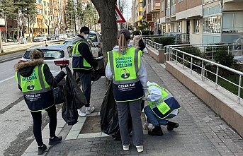 Özkan Alp gönüllüleri Odunpazarı'nda çöp topladı