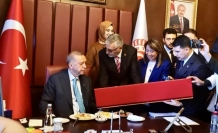 Kadir Bozkurt, Erdoğan'a Ertuğrul Gazi kılıcı hediye etti