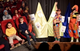 Çocuklardan tiyatro gösterisine yoğun ilgi