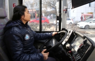 Kadın otobüs şoförleri direksiyona geçti