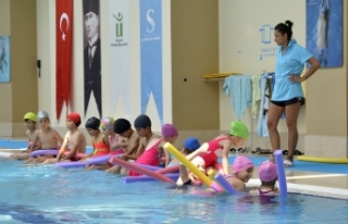 Bin 200 çocuk yüzme dersleri aldı