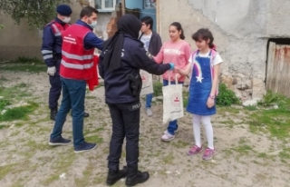 Çocuklara Türk bayrağı ve oyuncak dağıtıldı