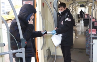 Tramvaylarda ücretsiz maske dağıtılıyor