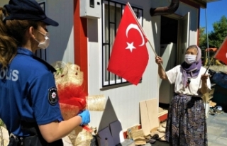 Ziyaretçilerinin Türk bayrağı ile karşıladı