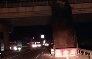 Dorsesi açılan kamyon köprüye çarptı