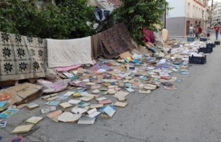 Emekli öğretmen kitaplarını sokağa serdi