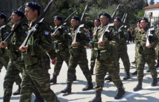 Yunanistan'da askerlik süresi uzatılacak