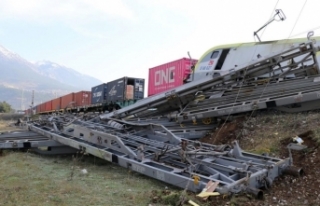 Adana'da iki yük treni çarpıştı