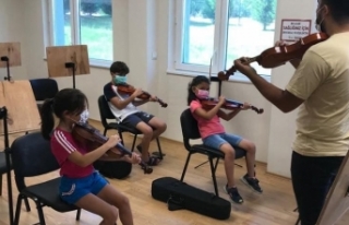 70 öğrenci müzik eğitimi alıyor