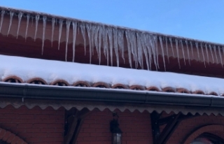 Eskişehir'de buz sarkıtları tehlike saçıyor
