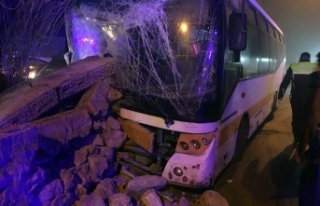 Yolcu otobüsü istinat duvarına çarptı