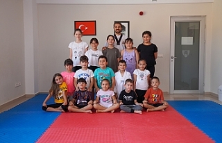 Çocuklar Taekwondo kursu ile savunma sanatını öğreniyor