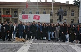 Anadolu Üniversitesi öğrencileri Eskişehir Valiliği'ni...