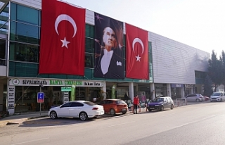 Tepebaşı Türk bayrakları ve Atatürk posterleriyle...