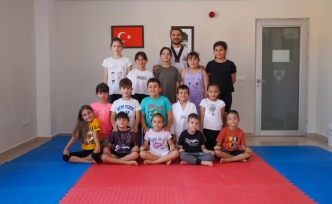 Çocuklar Taekwondo kursu ile savunma sanatını öğreniyor
