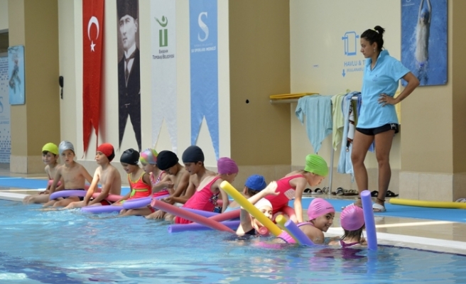Bin 200 çocuk yüzme dersleri aldı
