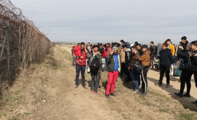 Mülteciler akın akın sınır kapısına gidiyor