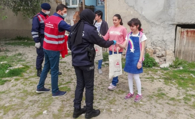 Çocuklara Türk bayrağı ve oyuncak dağıtıldı