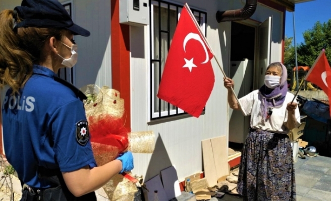 Ziyaretçilerinin Türk bayrağı ile karşıladı