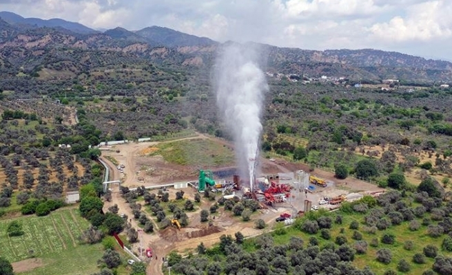 Jeotermal santrali sondaj çalışmasında patlama