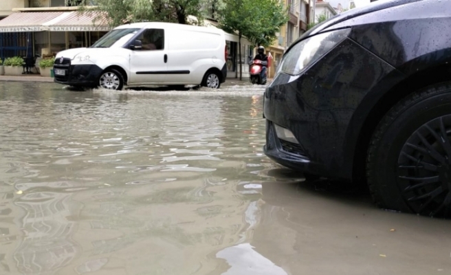 Eskişehir'de sokaklar göle döndü