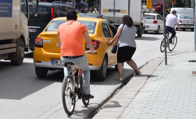 Eskişehir trafiği bisikletlilere güven vermiyor