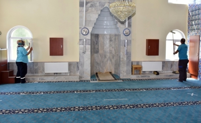 İnönü camilerinde bayram temizliği