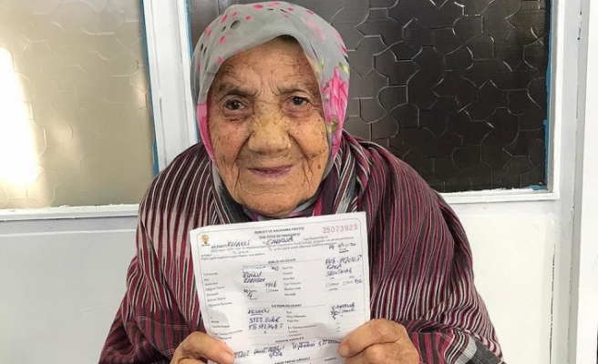 112 yaşında AK Parti'ye üye oldu