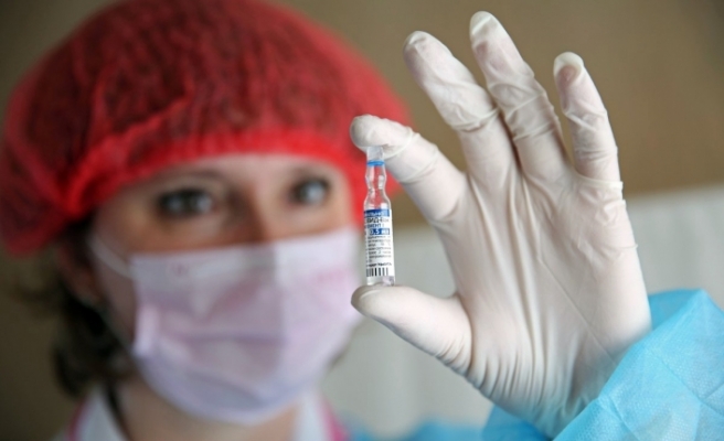 Aşı olmak için Rusya'ya gidenler var
