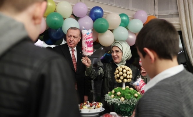 Erdoğan çifti çocuklarla iftarda buluştu
