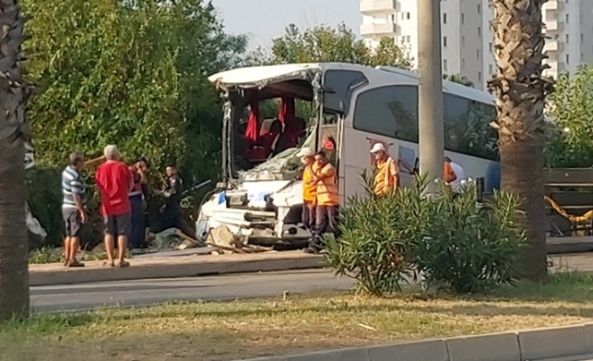 Silifke'de yolcu otobüsü devrildi