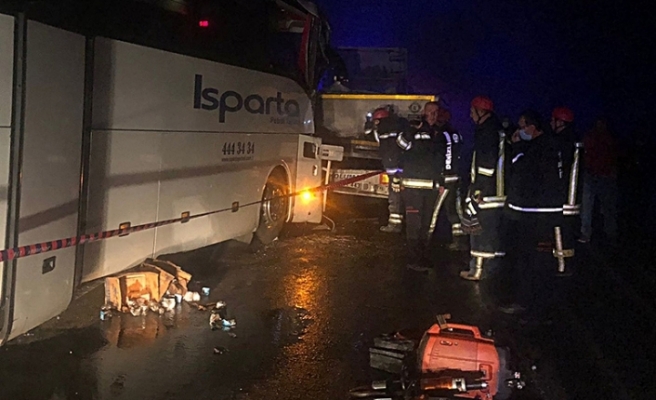Yolcu otobüsü kaza yapan tırlara çarptı
