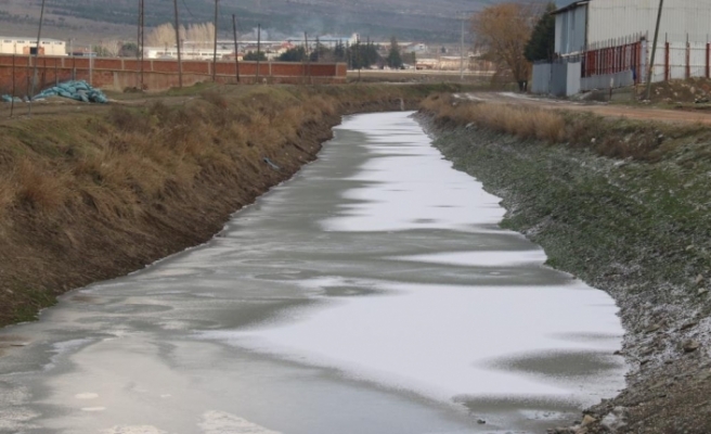 Eskişehir’de sulama kanalı dondu