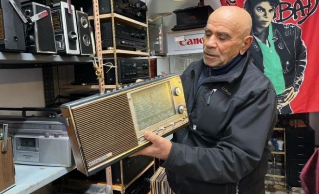 70 yıllık radyolar bu antikacıda hayat buluyor