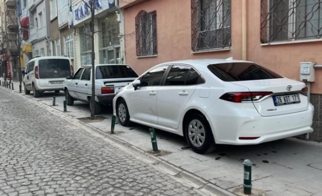 Eskişehir'de kaldırımları kaplayan araçlar tepki alıyor
