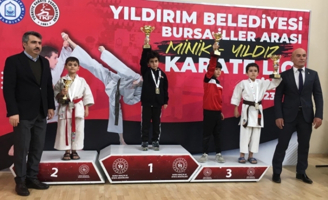 Minik karateciler Bursa'dan eli boş dönmedi