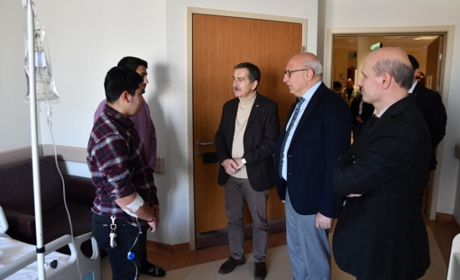 Başkan Ataç hastanedeki depremzedeleri ziyaret etti