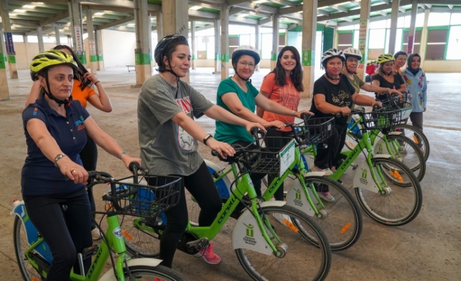 120 kadın bisiklet kullanmayı öğrendi