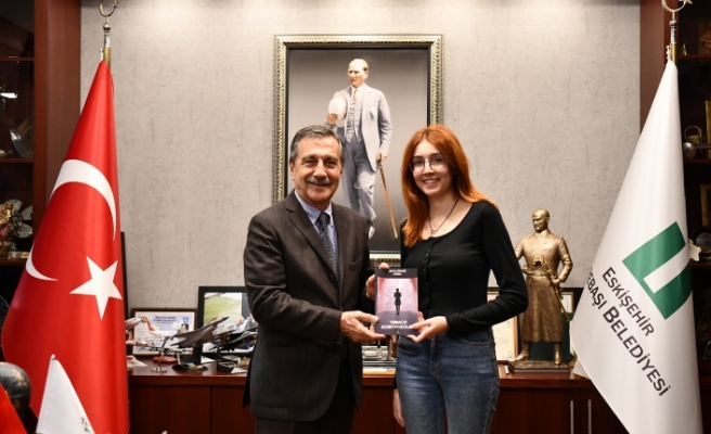 Arya Özgü Kara kaleme aldığı kitabını Başkan Ataç'a hediye etti