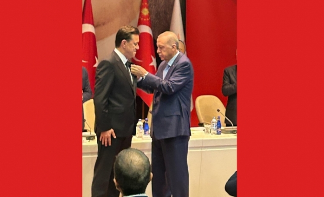 Nebi Hatipoğlu'nun rozetini Erdoğan taktı